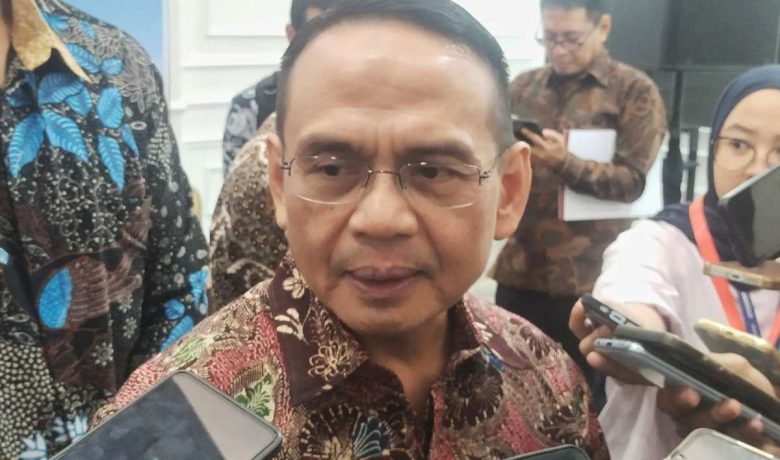 Facing Challenges: OJK: Kenaikan Harga BBM Berpotensi Tekan Kualitas Pembiayaan Multifinance