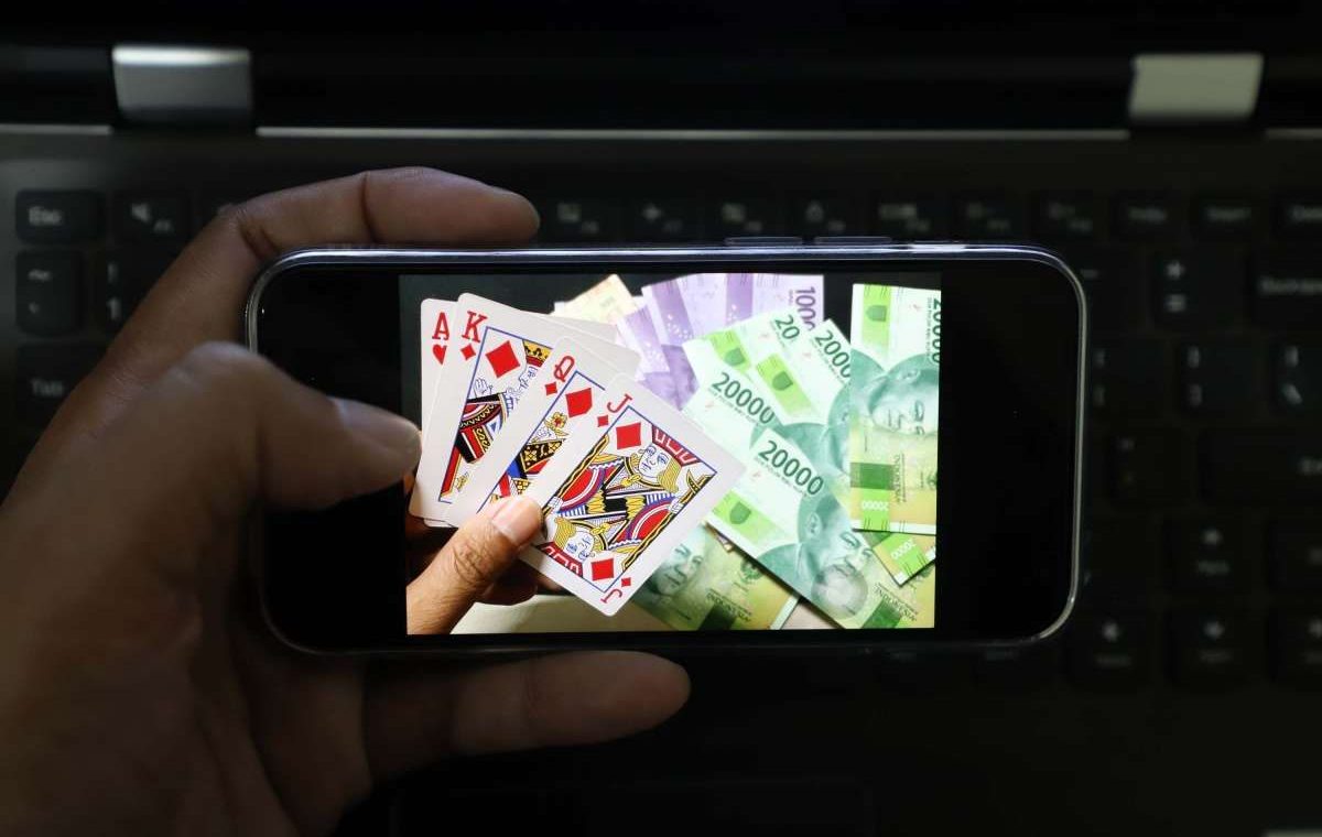 Latest Program: Terungkap! Sindikat Judi Online Rekrut Petani dan IRT untuk Buka Rekening