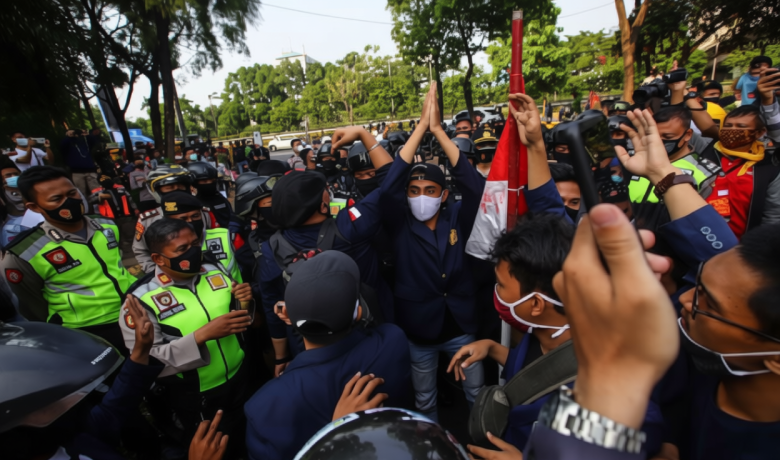 Key Strategy: Ekonomi Indonesia Hadapi Permacrisis, Risiko PHK Massal Meningkat